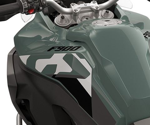Bočné panely modelu F 900 GS Adventure od BMW Motorrad s nádržou s objemom 23 l