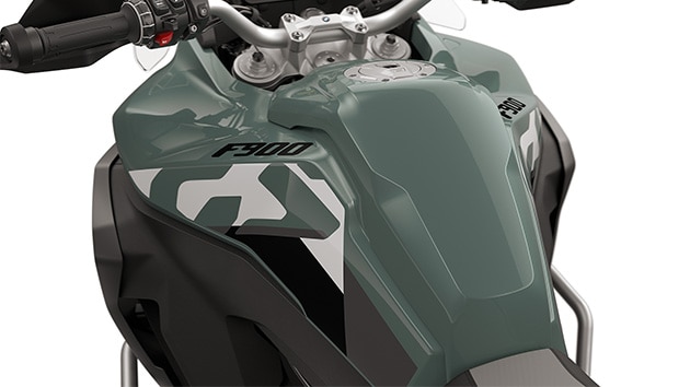 Bočné panely modelu F 900 GS Adventure od BMW Motorrad s nádržou s objemom 23 l